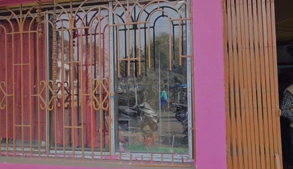 Pakur Crime : खिड़की का ग्रील तोड़कर ऑफिस के अंदर घुसे और 4 लाख नगद लेकर फरार, जांच में जुटी पुलिस...