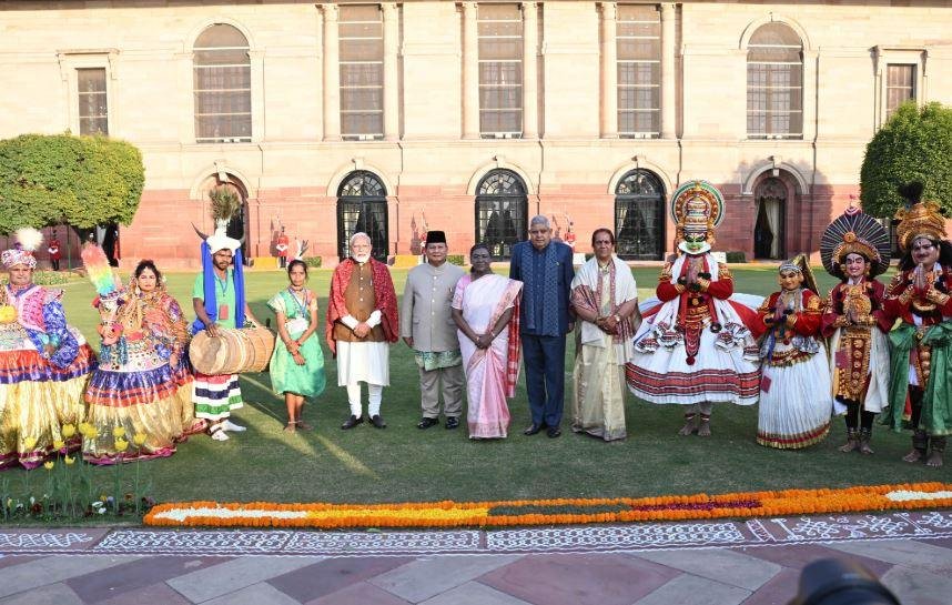 गणतंत्र दिवस पर राष्ट्रपति भवन में आयोजित समारोह में राष्ट्रपति द्रौपदी मुर्मू संग पीएम नरेंद्र मोदी और मुख्य अतिथि। 