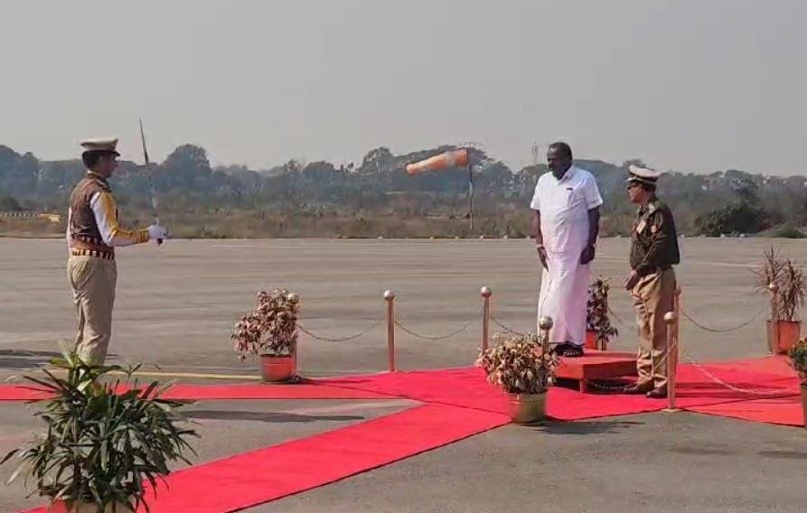Bokaro : बोकारो हवाई अड्डे पर इस्पात मंत्री को दिया गया गॉर्ड ऑफ ऑनर