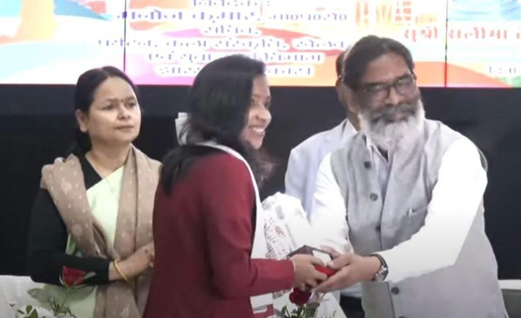 Ranchi : सम्मान योजना के दौरान निक्की प्रधान