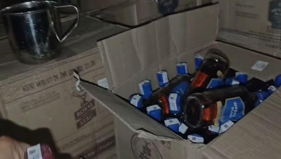 Dhanbad Breaking : छापेमारी में भारी मात्रा में शराब जब्त