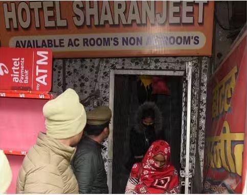 लखनऊ सामूहिक हत्याकांड में मौका ए वारदात पर जांच को पहुंचीं पुलिस टीम। 