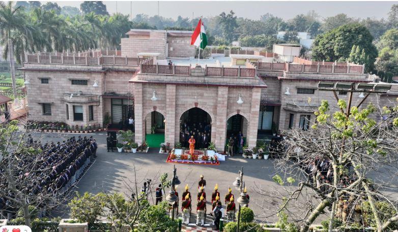 CM Yogi बोले - देश को एकता के सूत्र में बांधने में सफल रहा है संविधान लखनऊ में सीएम आवास पर गणतंत्र दिवस कार्यक्रम