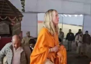 महाकुंभ 2025 में कमला बनीं लॉरेन पॉवेल, मिला सनातनी गोत्र भी 2 22Scope News कमला बनीं लॉरेन पॉवेल गेरुआ चोला में।