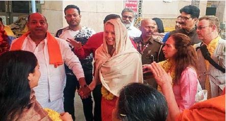 महाकुंभ 2025 में कल्पवास के दूसरे दिन कमला बनीं लॉरेन पॉवेल ने किया अमृत स्नान 4 22Scope News लॉरेन पॉवेल अब बनीं कमला।
