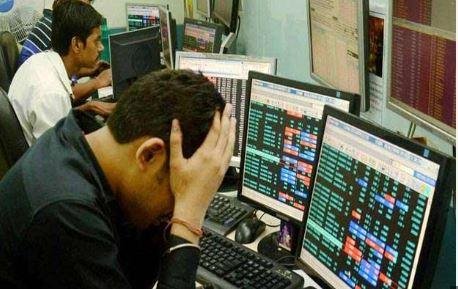 शेयर बाजार में भारी गिरावट से निवेशकों को भारी नुकसान। 