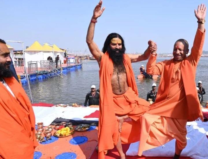 सोमवार को संगम तट पर साथ में योग करते सीएम योगी और बाबा रामदेव