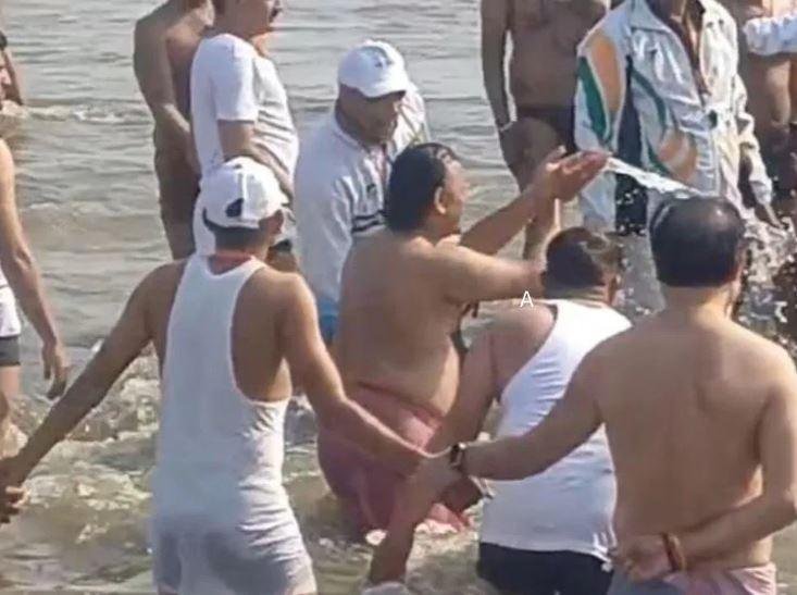 संगम में रविवार को डुबकी लगाने के बाद भगवान सूर्य को अर्घ्य देते सपा मुखिया अखिलेश यादव।