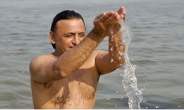 संगम में रविवार को डुबकी लगाने के बाद भगवान सूर्य को अर्घ्य देते सपा मुखिया अखिलेश यादव।