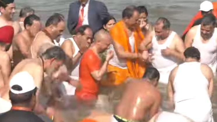 बुधवार को महाकुंभ के दसवें दिन संगम में कैबिनेट संग स्नान करते सीएम योगी आदित्यनाथ। 