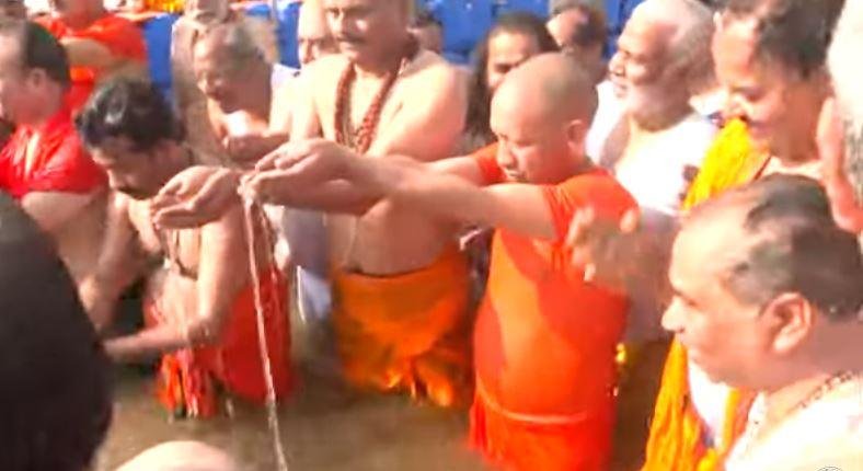 बुधवार को महाकुंभ के दसवें दिन संगम में कैबिनेट संग स्नान करते सीएम योगी आदित्यनाथ।