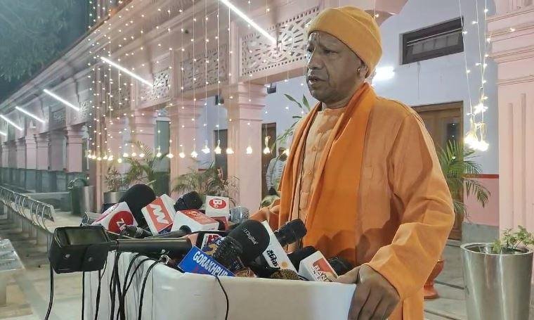 मकर  संक्रांति पर गोरखपुर के गोरक्ष पीठ में मीडिया को संबोधित करते हुए सीएम योगी आदित्यनाथ। 