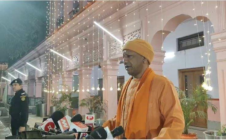 मकर  संक्रांति पर गोरखपुर के गोरक्ष पीठ में मीडिया को संबोधित करते हुए सीएम योगी आदित्यनाथ। 