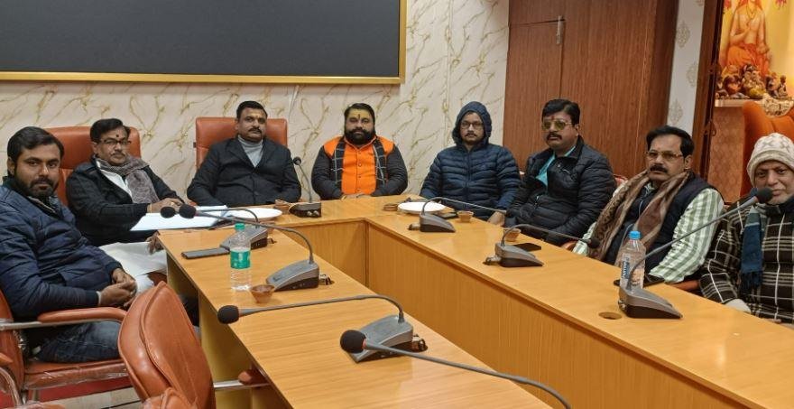 काशी में मिले महादेव मंदिर का जीर्णोद्धार कराएगा सेंटर फॉर सनातन रिसर्च 3 22Scope News काशी के सेंटर फॉर सनातन रिसर्च की बैठक में शामिल पदाधिकारी।