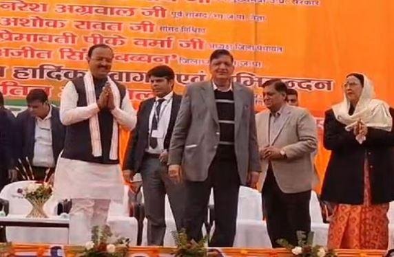 यूपी के हरदोई में भाजपा कार्यकर्ता सम्मेलन में पूर्व सांसद नरेश अग्रवाल के साथ डिप्टी सीएम केशव प्रसाद। 
