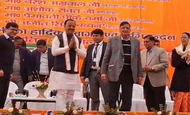 यूपी के हरदोई में भाजपा कार्यकर्ता सम्मेलन में पूर्व सांसद नरेश अग्रवाल के साथ डिप्टी सीएम केशव प्रसाद। 