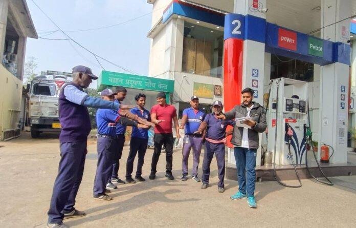 Dhanbad : पेट्रोल पंपों पर चलाया 