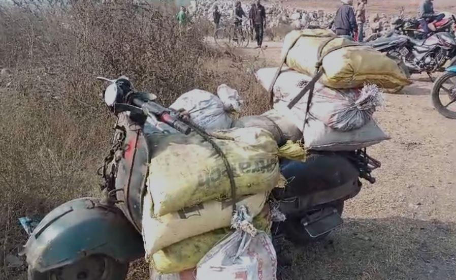 Dhanbad : अलकडीहा और जोरापोखर थाना क्षेत्र में धड़ल्ले से चल रहा अवैध कोयले की तस्करी, ग्रामीणो ने कर दिया.. Dhanbad : स्कूटर में लदा अवैध कोयला