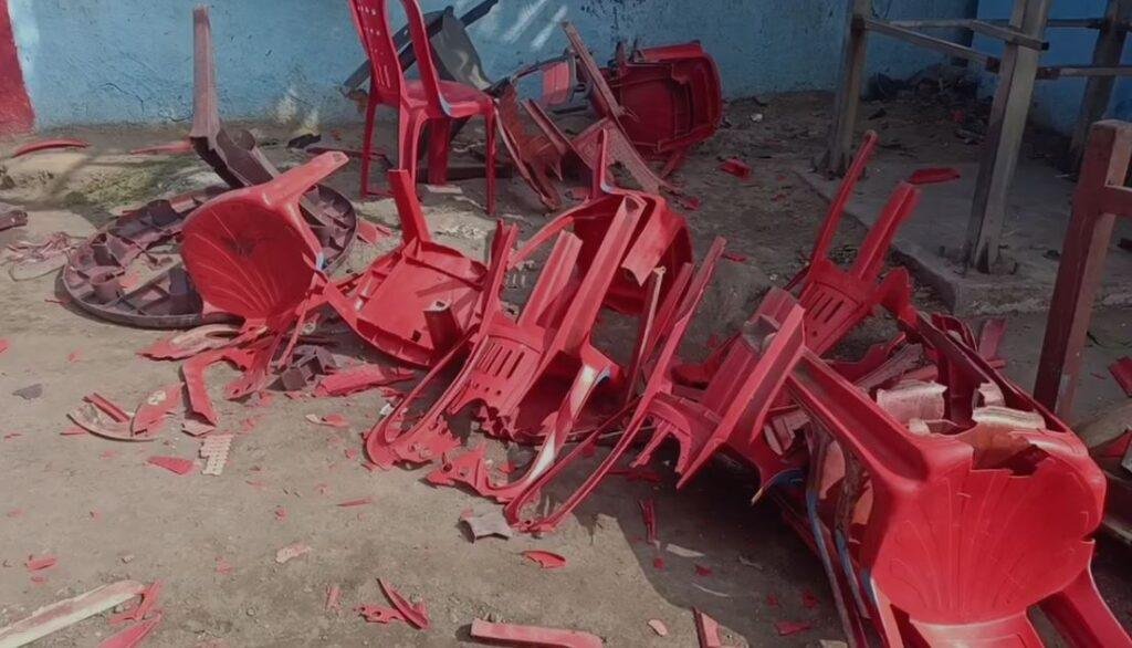 Dhanbad : घटना के बाद टूटी कुर्सी