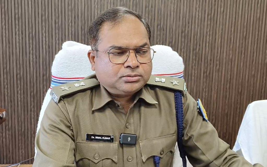 Giridih Crime : हेलो ! आपके एयरटेल पेमेंट बैंक का खाता बंद होने वाला है कहकर ठगी करने वाले तीन अपराधी धराए... | 22Scope News Giridih Crime : जानकारी देते एसएसपी