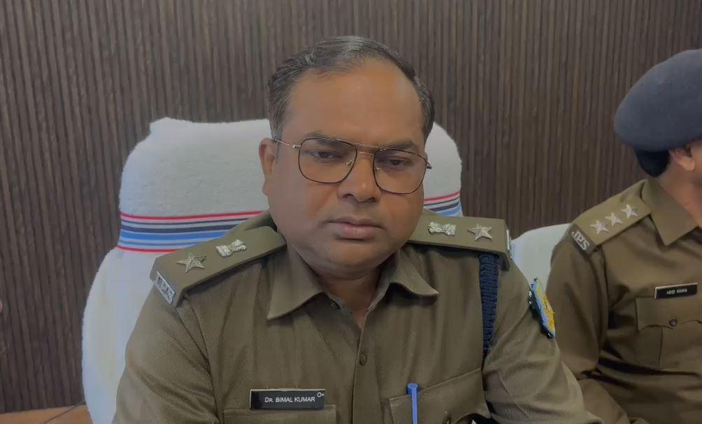 Giridih Crime : आधार कार्ड अपडेट नहीं कराया तो अकाउंट बंद हो जाएगा, ठगी करने वाले 5 साईबर ठग धराए... Giridih Crime : मामले की जानकारी देते एसपी