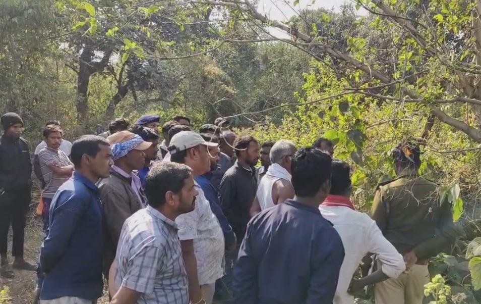 Dhanbad : घटना के बाद जुटी लोगों की भीड़