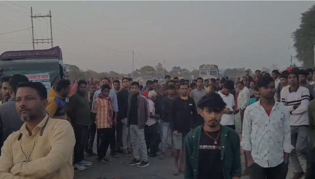 Dhanbad Accident : घटना के बाद ग्रामीणों ने कर दिया सड़क जाम
