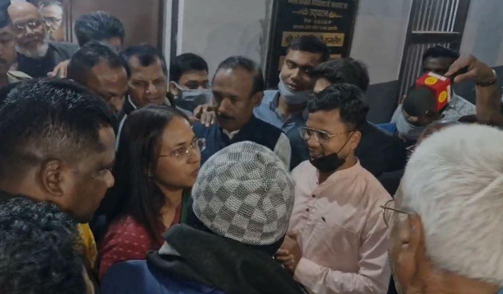 Hazaribagh : अभ्यर्थियों से मिलती मंत्री