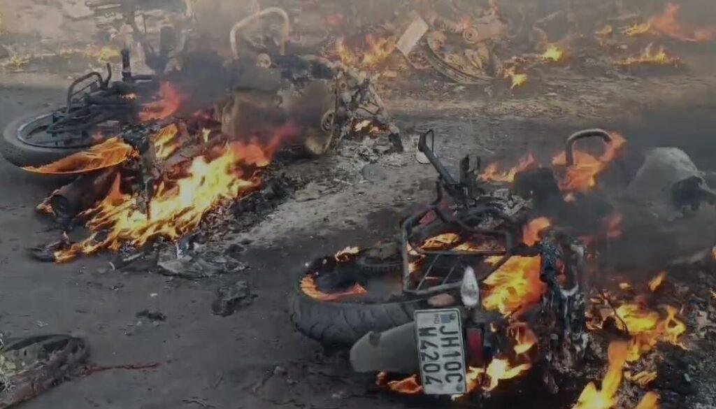 Dhanbad Clash : आउटसोर्सिंग समर्थकों व ग्रामीणों के बीच हिंसक झड़प, कई बाइक राख, वाहनों के फूटे शीशे... Dhanbad Clash : झड़प के बाद बाइक में लगा दी आग