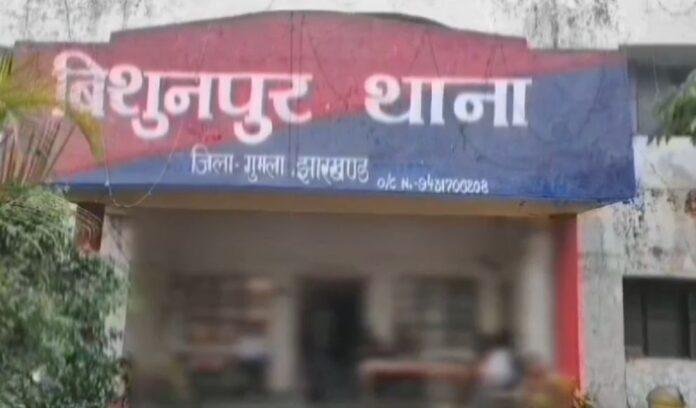 Gumla Murder : प्यार में मर्डर! महाकुंभ ले जाने के बहाने प्रेमिका की चाकू गोदकर हत्या, आरोपी गिरफ्तार...