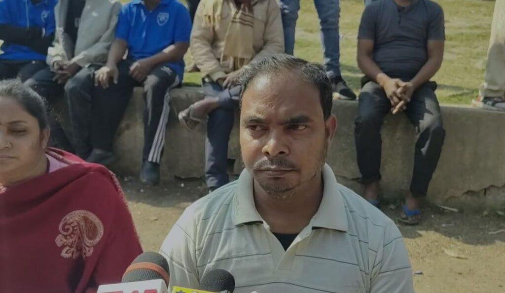 Dhanbad : धरने पर बैठे परिजन