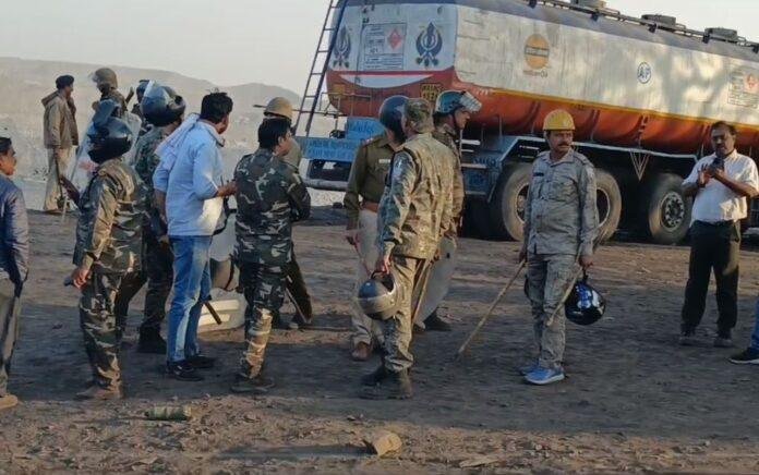 Dhanbad Clash : आउटसोर्सिंग समर्थकों व ग्रामीणों के बीच हिंसक झड़प, कई बाइक राख, वाहनों के फूटे शीशे...