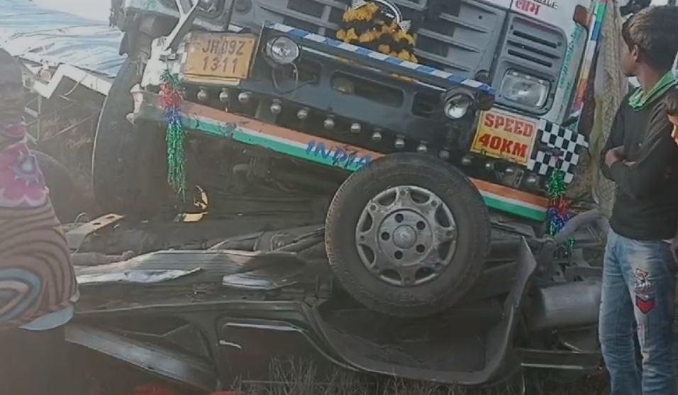 Bokaro Accident : बोलेरो को रगड़ते हुए टेलर ने कुचला, चालक की दर्दनाक मौत, ग्रामीणों ने कर दिया...