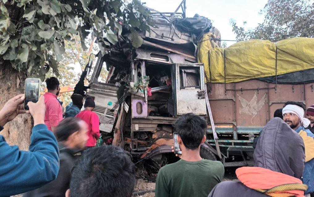 Latehar Accident : दो मालवाहक वाहनों में भीषण टक्कर में चली गई एक की जान, ट्रक के अंदर ही...