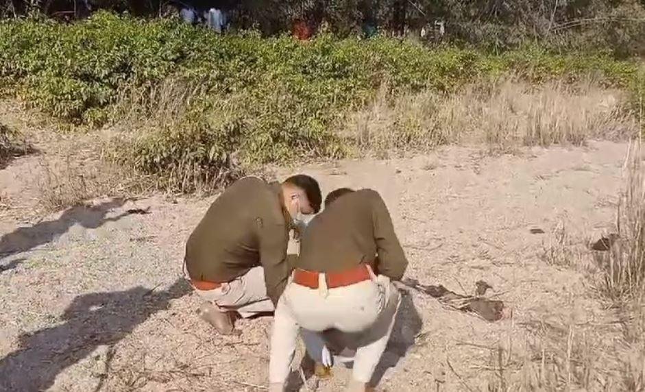 Koderma Murder : घटनास्थल पर जांच करती पुलिस टीम