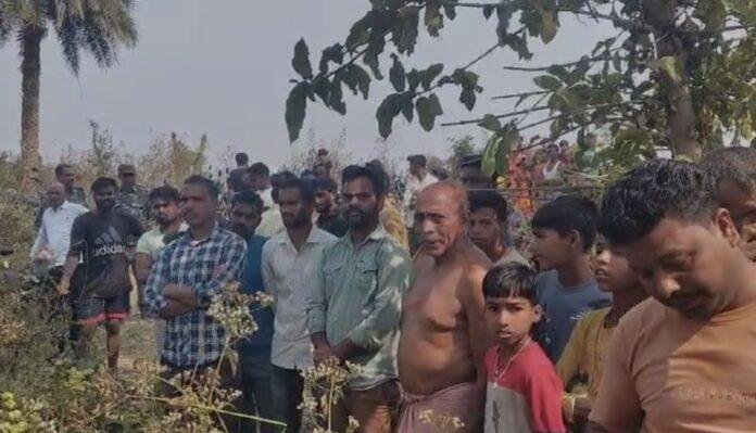 Deoghar : पेड़ में फंदे से लटका मिला युवक का शव, जांच में जुटी पुलिस...