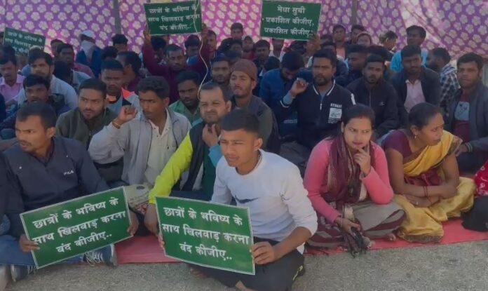 Giridih : चौकीदार बहाली अभी तक जारी नहीं हुई मेधा सूची, छात्रों ने गेट के सामने ही...