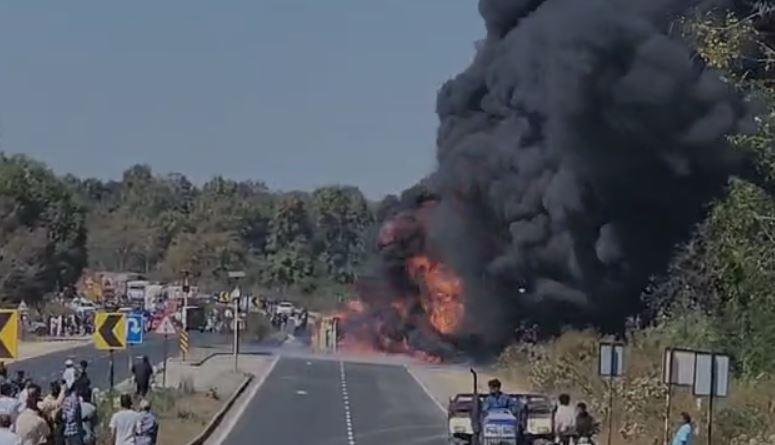 Ranchi Breaking : बीच रास्ते में डीजल भरा टैंक ब्लास्ट, मची अफरा-तफरी...