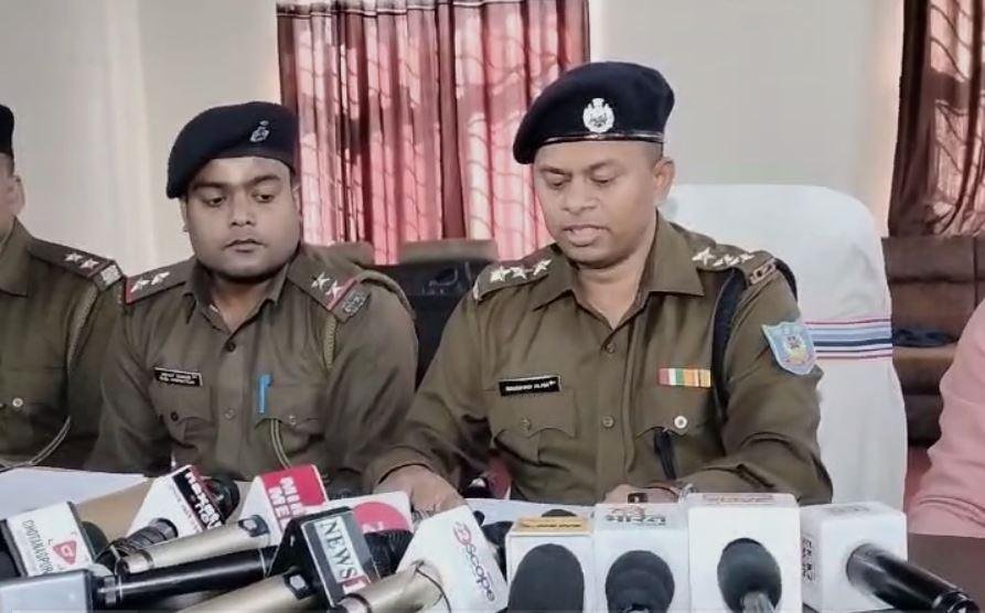Dhanbad Breaking : बड़ी खबर ! कुख्यात गैंगस्टर प्रिंस खान गैंग के चार गुर्गे हथियार के साथ यहां से गिरफ्तार...