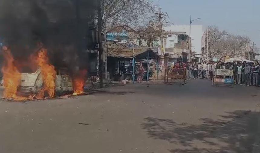Dhanbad : आग लगने के बाद धूं-धूं कर जलती कार