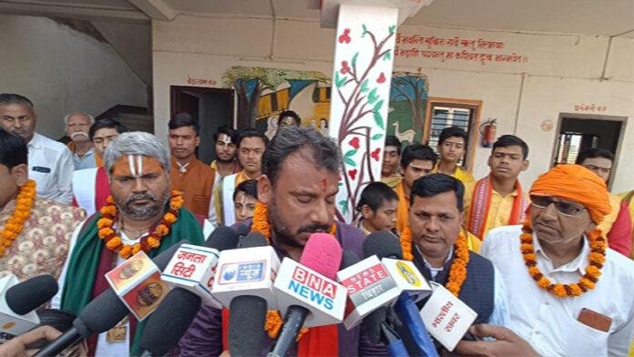 सीकठौना ग्राम स्थित वेद गुरुकुलम को विश्वामित्र सेना ने लिया गोद