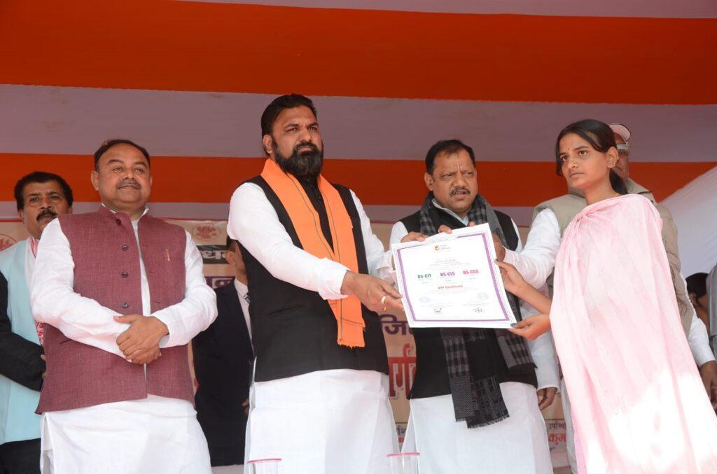 सम्राट ने तारापुर में शहीद स्मारक पर 100 फीट से ऊंचा तिरंगा फहराया