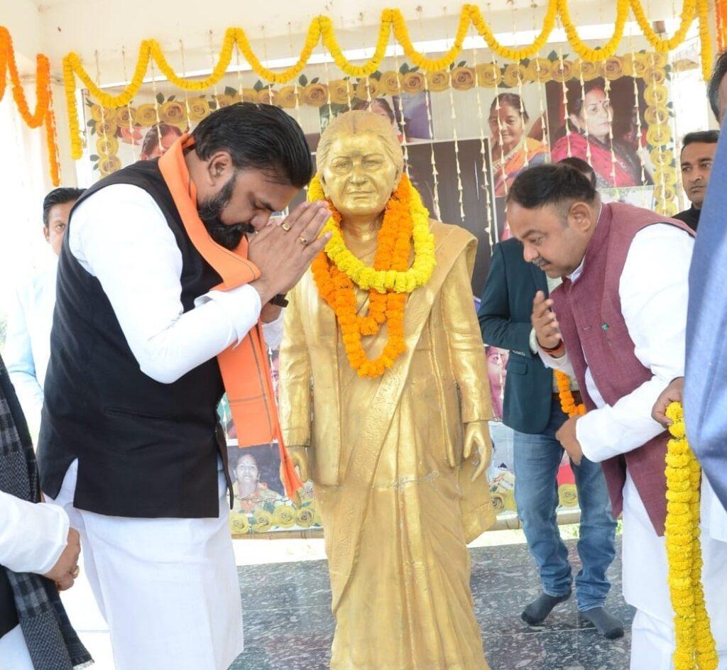 सम्राट ने तारापुर में शहीद स्मारक पर 100 फीट से ऊंचा तिरंगा फहराया