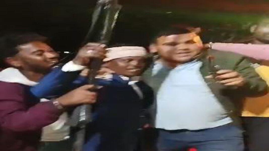 सरस्वती पूजा के मौके पर अवैध शस्त्र का प्रदर्शन, DJ के धुन पर हथियार लेकर झूमे युवा, Video Viral