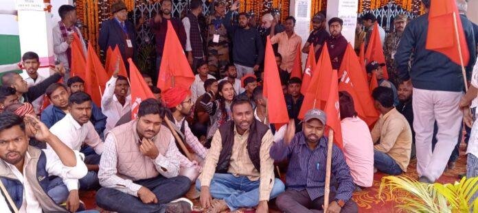 सीनेट की बैठक से पहले AISA ने किया विरोध प्रदर्शन, देर से शुरू हुई बैठक