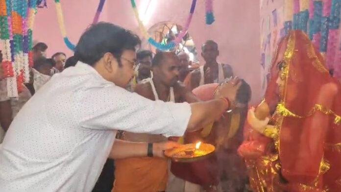 प्राचार्य ने नहीं करने दिया सरस्वती पूजा, ग्रामीण आक्रोशित, CO ने किया हवन