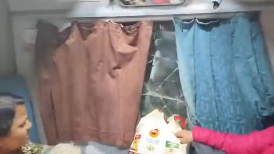 महाकुंभ यात्रा के दौरान मधुबनी स्टेशन पर AC बोगी में तोड़फोड़, श्रद्धालुओं ने तोड़े शीशे