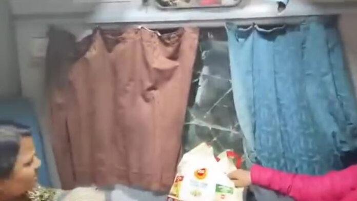 Madhubani Train महाकुंभ यात्रा के दौरान मधुबनी स्टेशन पर AC बोगी में तोड़फोड़, श्रद्धालुओं ने तोड़े शीशे