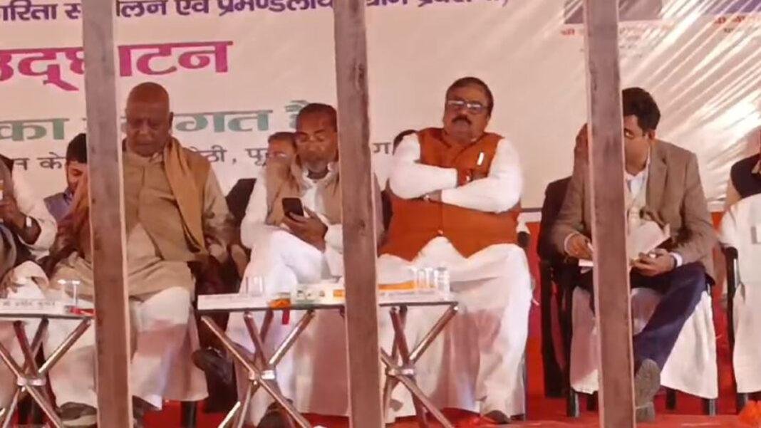 सांसद व मंत्री की मौजूदगी में मंच पर ही सो गए 2 विधायक