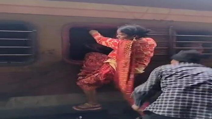महाकुंभ जाने के लिए ट्रेन में इमरजेंसी खिड़की से चढ़ी महिला यात्री